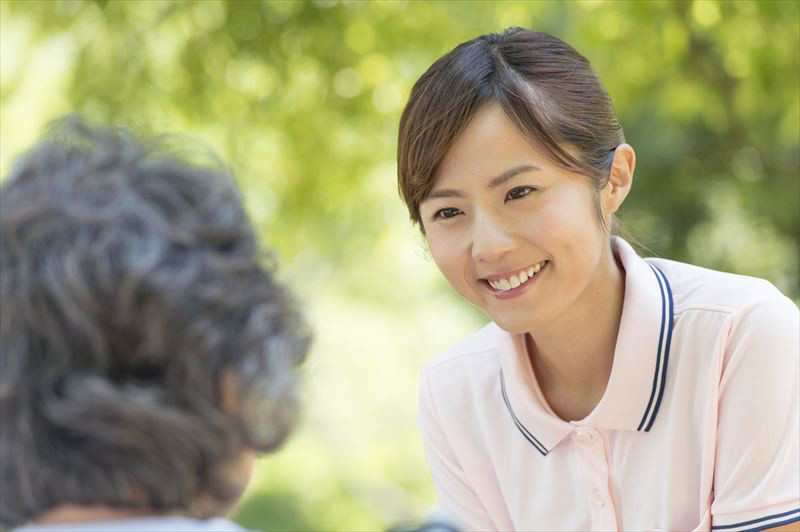 微笑んでいる女性